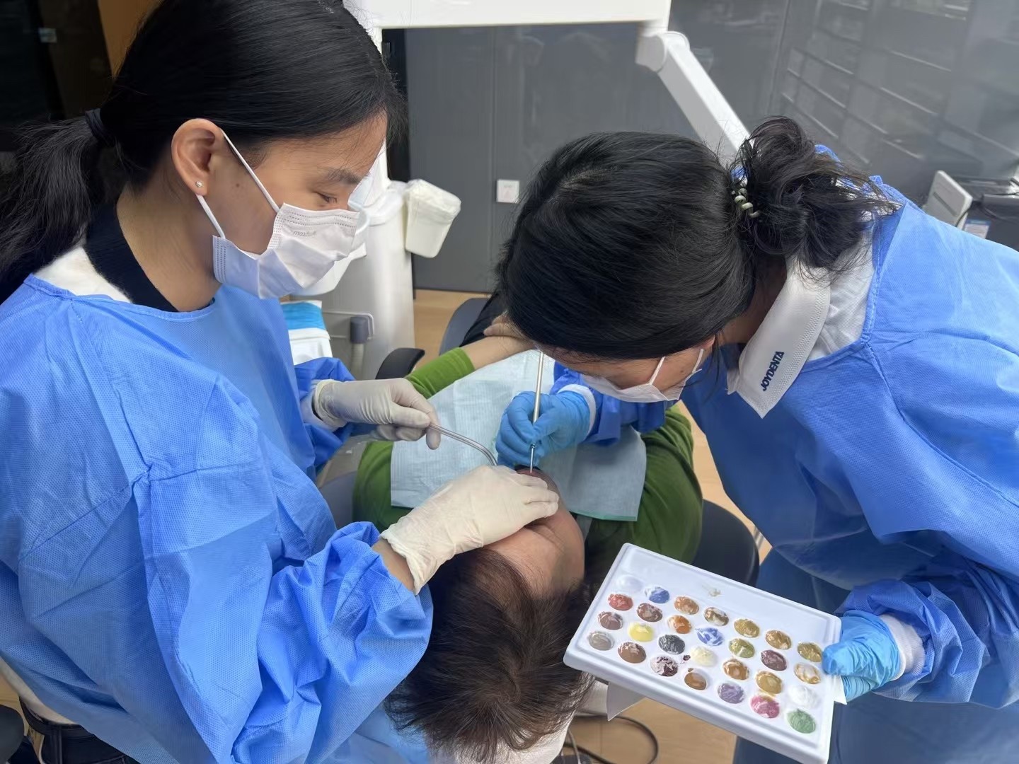 Ultimi blog aziendali su Tecnici di colore sofisticati colorano i denti del paziente